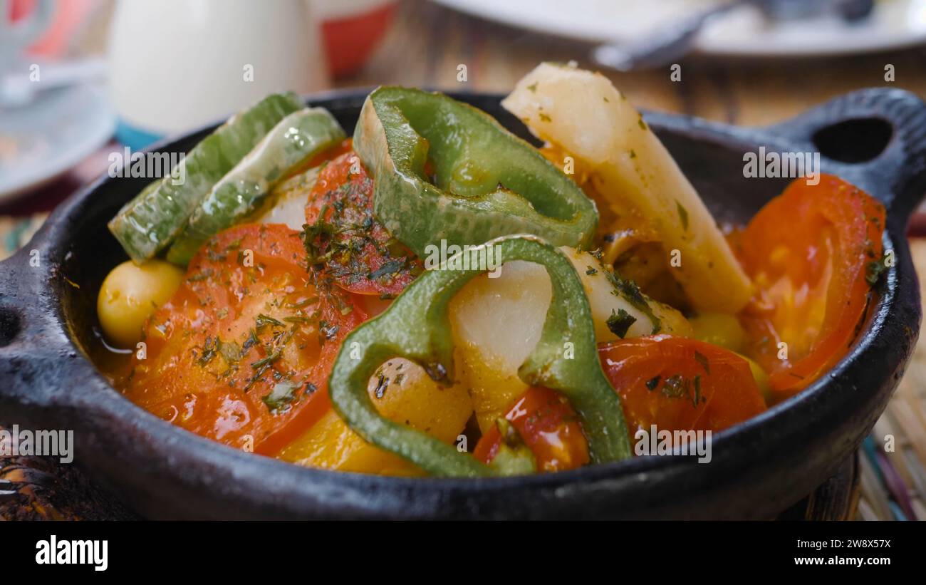 Lokale Mahlzeit in Marrakesch - lokale Mahlzeit in Marrakesch, marokkanische Küche, marrakkanische Küche, traditionelle marokkanische Gerichte, authentische lokale Aromen, Marrakesch Stockfoto