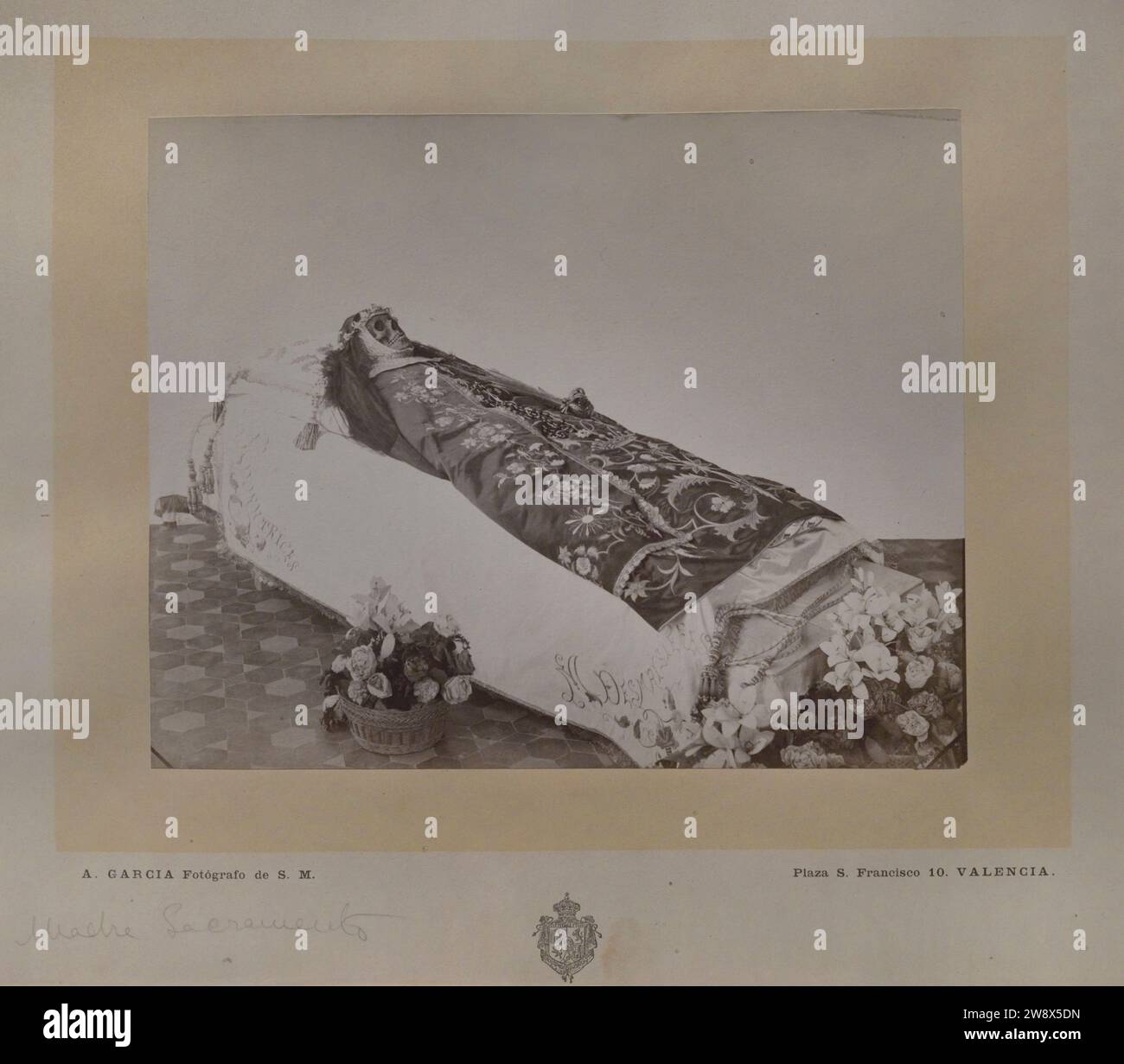 María Micaela Desmaisières López (1809-1864). Spanische Aristokratin und Nonne, Gründerin der Adoratrices, Mägde des Allerheiligsten Sakraments und der Liebe. Mumie von Micaela Desmaisières López, Viscountess von Jorbalán, Gründerin des Instituto de Religiosas Adoratrices y Colegios de los Desamparados (Institut für religiöse Adorers und Colleges der Verlassenen). Fotografie von Antonio García Peris (1841-1918), 1885-1900. Albumen auf Fotopapier, 200 x 247 mm. Prado-Museum. Madrid. Spanien. Stockfoto