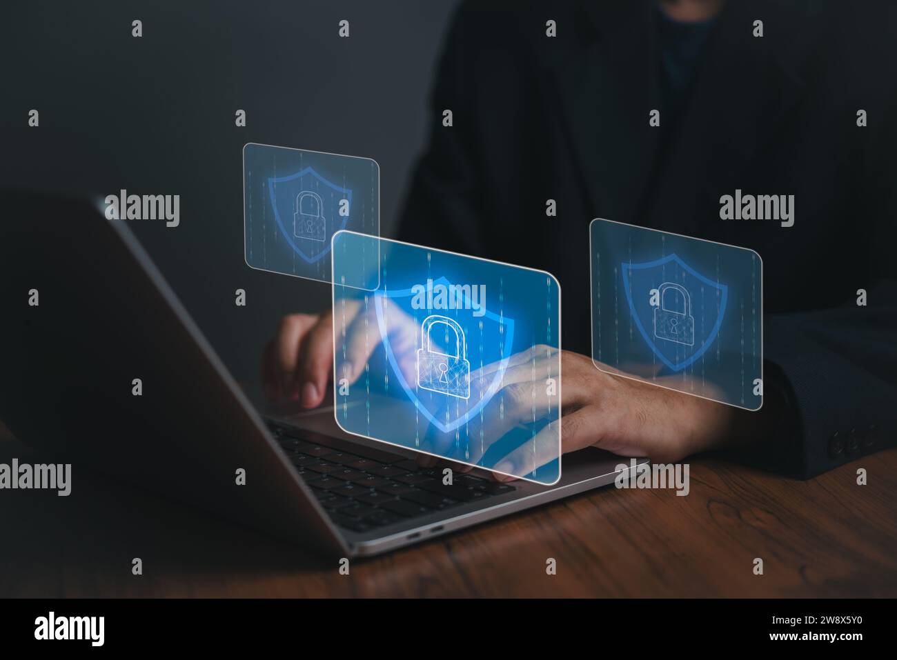 Geschäftsleute verwenden passwortgeschützte Identitätsdaten zur Cybersicherheit in Cloud-Netzwerksystemen und -Anwendungen in sozialen Medien, Online-Bankkonten und an Stockfoto