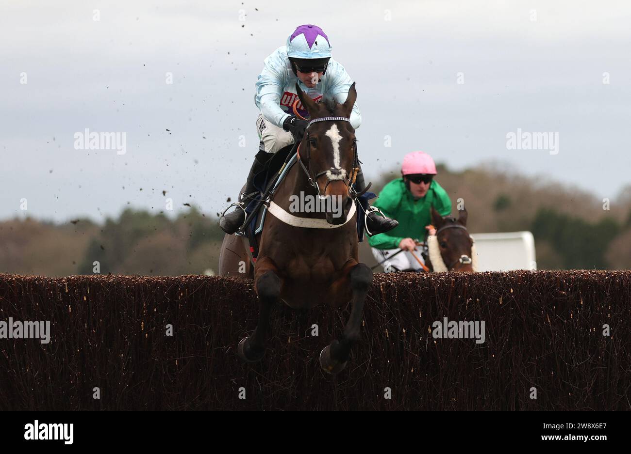 Die Persische Zeit, die von Nico de Boinville gefahren wird, gewinnt die Limited Handicap Chase der Howden Novices am ersten Tag des Howden Christmas Racing Weekend auf der Ascot Racecourse. Bilddatum: Freitag, 22. Dezember 2023. Stockfoto