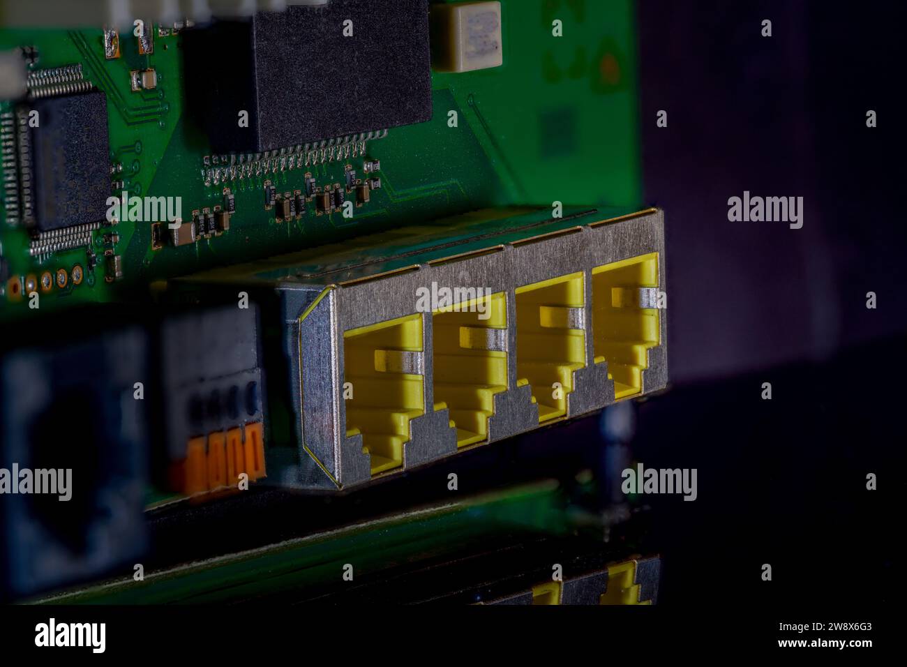 Nahaufnahme eines Computer-Mainboards mit Netzwerkverbindungen Stockfoto