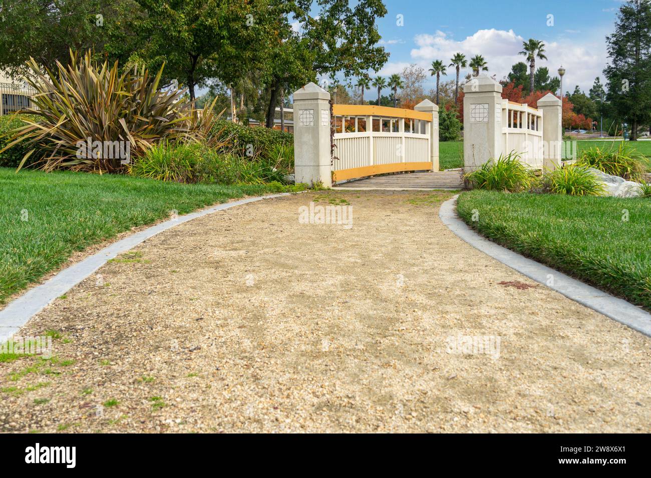 Rancho Cucamonga, KALIFORNIEN, USA - 30. November 2023: Eine kleine Fußgängerbrücke auf einem Weg in einem öffentlichen Park in Rancho Cucamonga, Kalifornien. Stockfoto