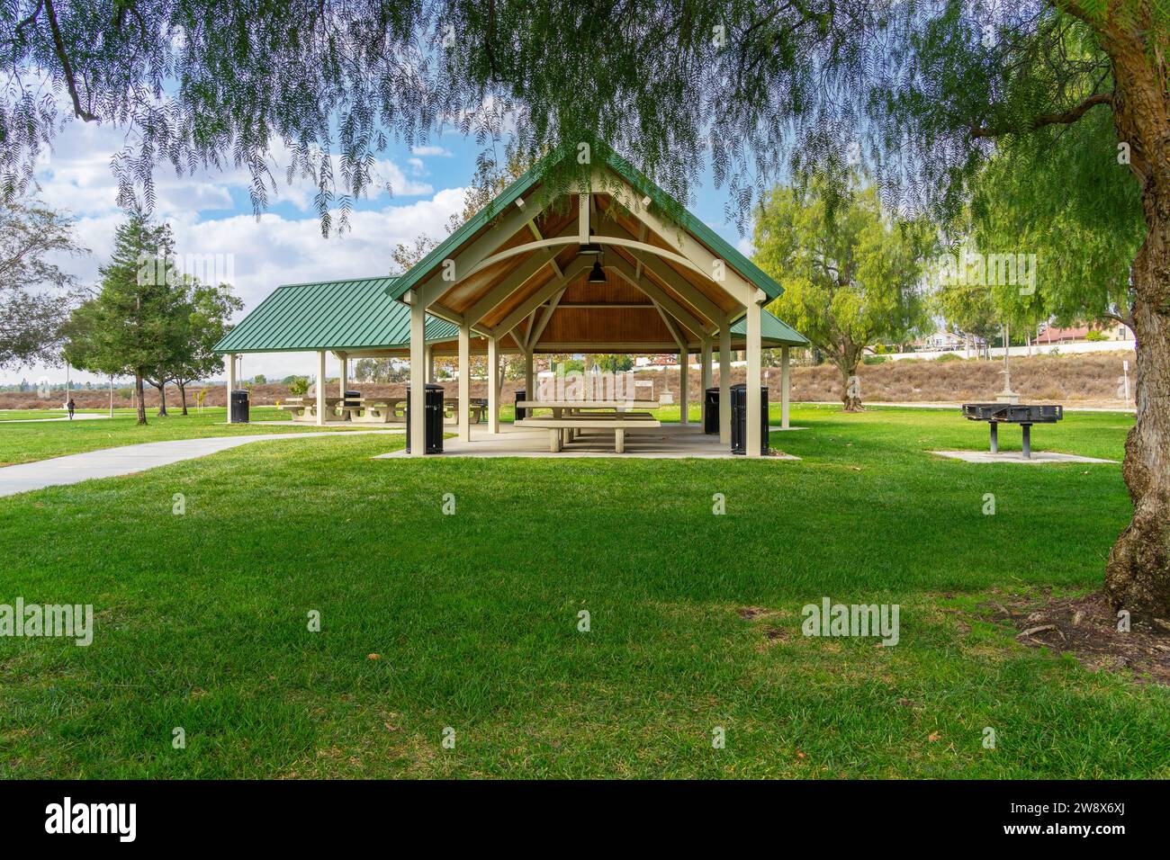 Rancho Cucamonga, KALIFORNIEN, USA - 30. November 2023: Ein Picknickunterstand mit grünem Gras in einem öffentlichen Park in der Stadt Rancho Cucamonga, Kalifornien. Stockfoto