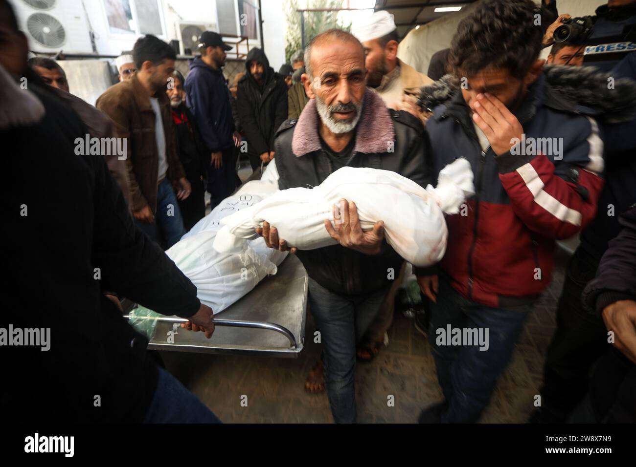 Rafah, Gaza. Dezember 2023. Ein palästinensischer Mann aus der Familie Zaheer cary der Tod seiner Enkelin wurde am Freitag, den 22. Dezember 2023, nach dem israelischen Bombardement im Krankenhaus al-Najjar in Rafah im südlichen Gazastreifen getötet. Hunderte Palästinenser wurden bei dem israelischen Bombardement innerhalb von 48 Stunden im Gazastreifen getötet, sagte das palästinensische gesundheitsministerium. Die USA unterstützen die UN-Gaza-Resolution "wie sie ist", nachdem die Abstimmung erneut verzögert wurde. Foto: Ismael Mohamad/UPI Credit: UPI/Alamy Live News Stockfoto