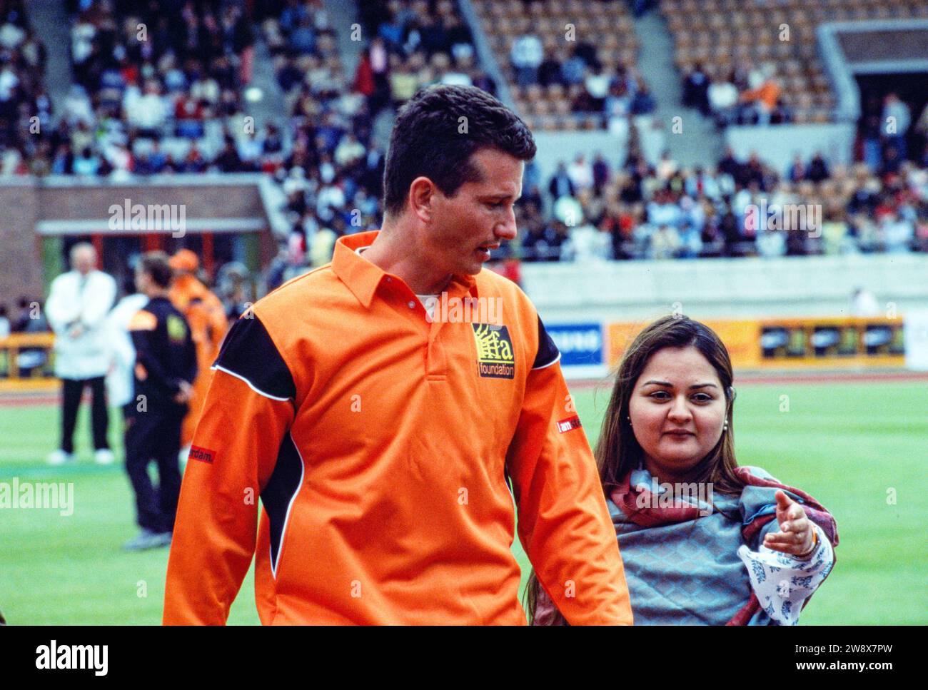 Archivbild. Unterhaltung - Amsterdam Niederlande 10. Juni 2005. Die Creme de la Creme des indischen Kinos kommt am Wochenende der IIFA Awards nach Amsterdam. Im Olympischen Stadion befindet sich ein wohltätiger Cricket-Platz zwischen Bollywood allstars und verschiedenen niederländischen BNers-Tennisspielern und Wimbledon-Champion Richard Krajicek. Bollywood, Prominente, Prominente, Schauspieler, Schauspieler, Schauspielerin, International Indian Film Awards, Stars, bekende Nederlanders, nederland Stockfoto