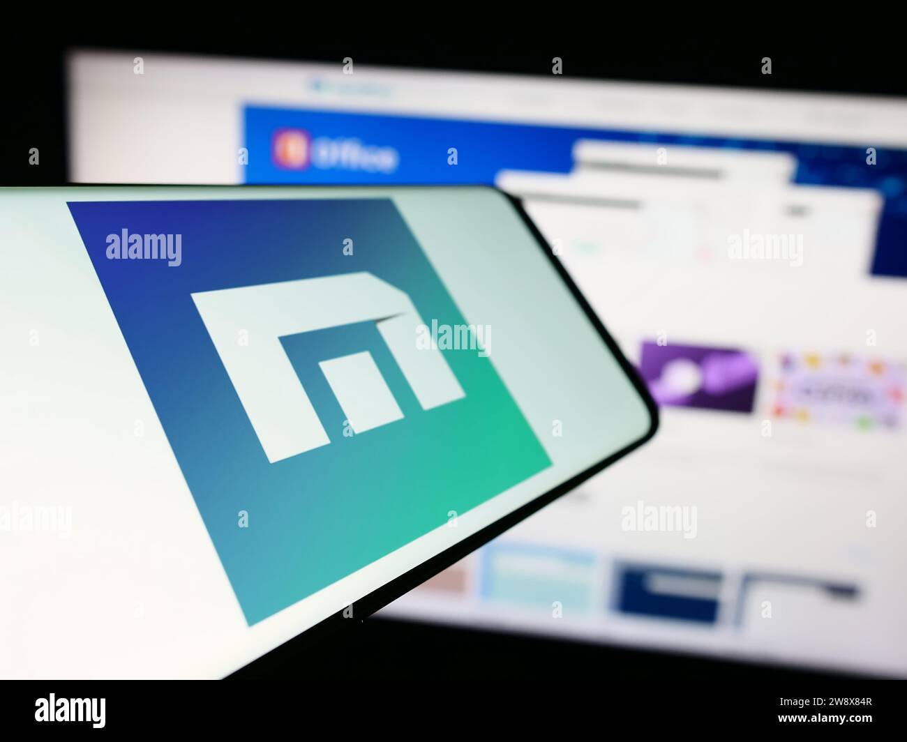 Smartphone mit Logo des Webbrowserunternehmens Maxthon vor der Business-Website. Fokus auf der linken Seite des Telefondisplays. Stockfoto