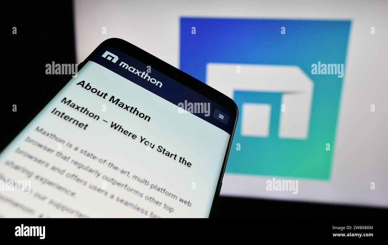 Mobiltelefon mit Website des Webbrowserunternehmens Maxthon vor dem Firmenlogo. Fokussieren Sie sich oben links auf der Telefonanzeige. Stockfoto