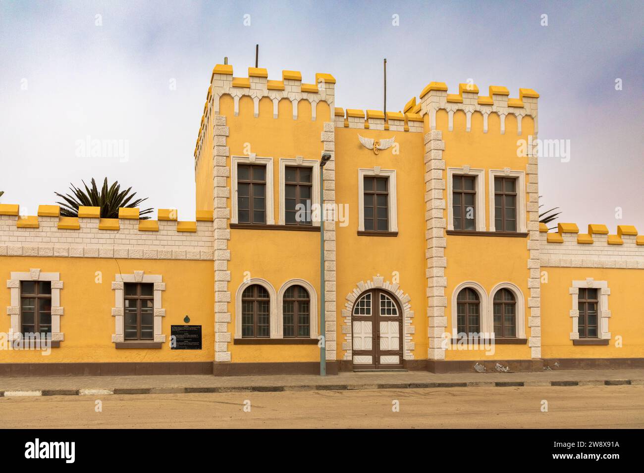 Ein typisch deutsches Gebäude im Kolonialstil befindet sich in der Stadt Swakopmund, Namibia. Die Kaserne wurde 1905 als militärbarr erbaut Stockfoto