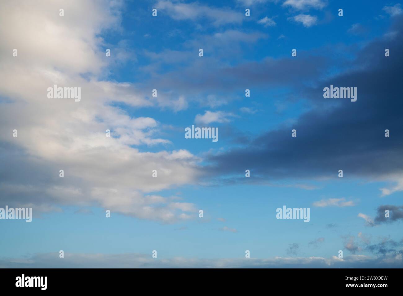 Helle und dunkle Wolken am blauen Himmel. Morayshire, Schottland Stockfoto