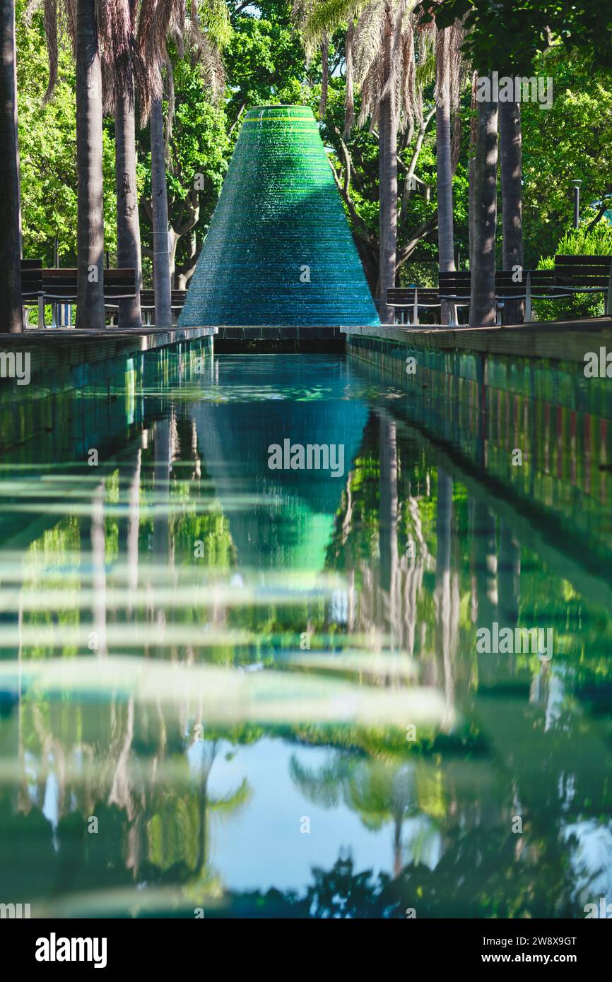 Der Park der Nationen, der für die Weltausstellung 98 gebaut wurde, mit dem farbenfrohen Wasservulkanbrunnen in Lissabon. Lissabon, Portugal Stockfoto