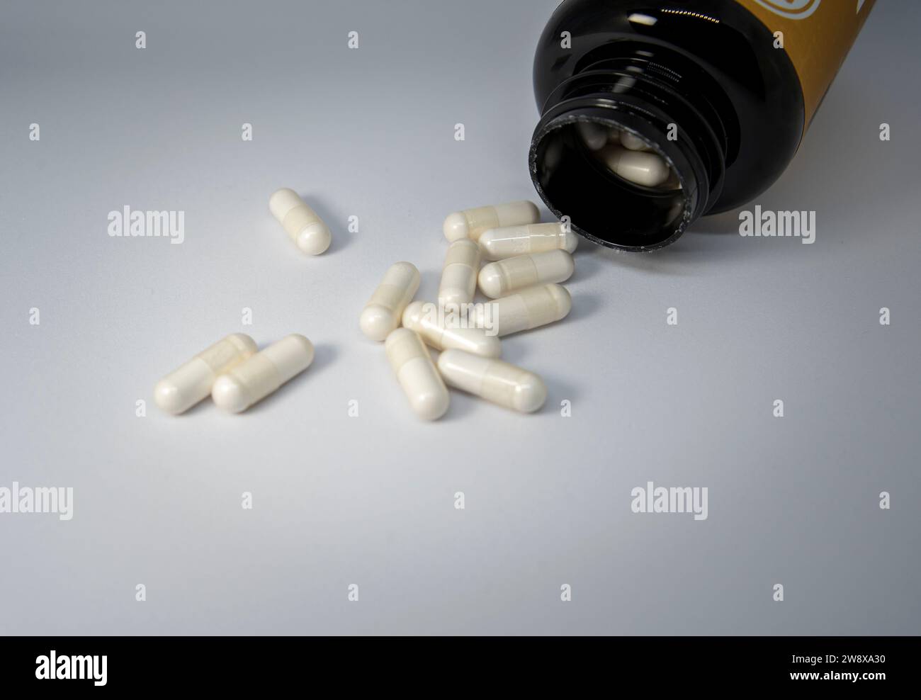 Flasche Pillen umkippt, weißer Hintergrund Stockfoto