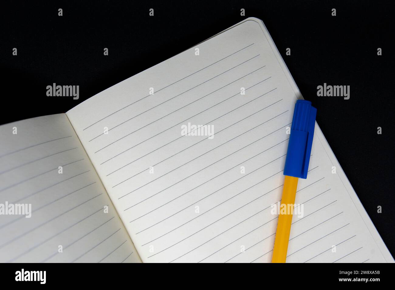 Leere Notizbuchseite mit Stift Stockfoto