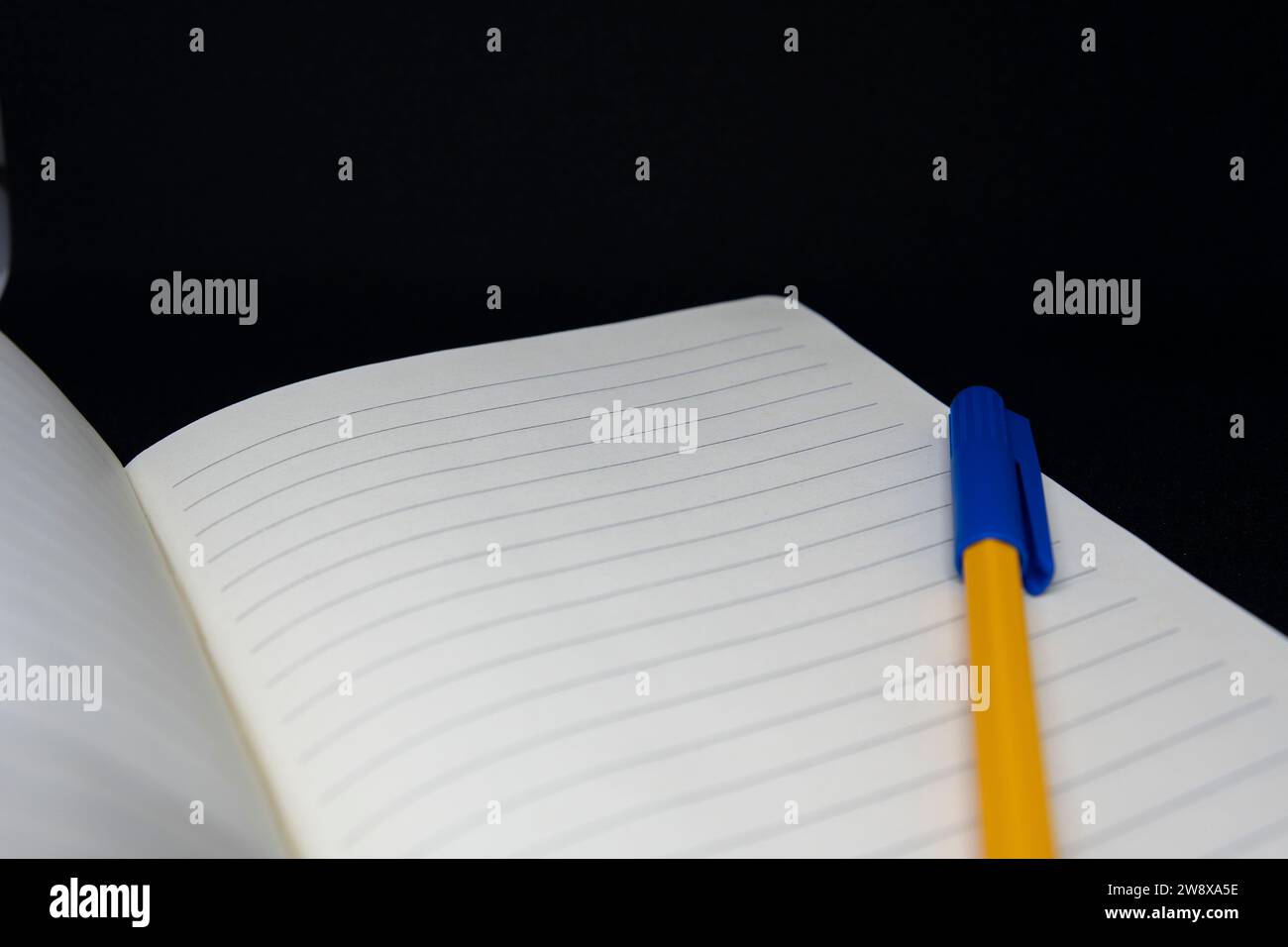 Leere Notizbuchseite mit Stift Stockfoto