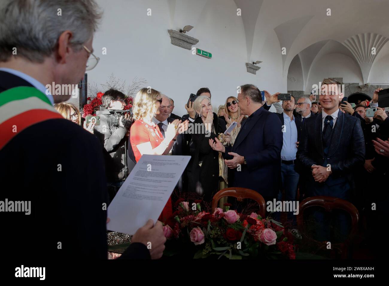 Neapel, die standesamtliche Zeremonie von Alessandro Cecchi Paone und Simone Antolini, die Hochzeit, die vom Bürgermeister von Neapel Gaetano Manfredi durchgeführt wurde, als Zeugen sind die Ex-Frau der Journalistin und Fernsehmoderatorin Cristina Navarro und Ilenia Antolini, die Cousine des Bräutigams, während Antolinis 5-jährige Tochter Melissa die Eheringe trug. Zu den ersten Gästen, die dort ankamen, gehörten Elenoire Ferruzzi, ehemalige Kandidatin von Big Brother VIP, mit ihren 20 cm langen Nägeln, die Pompadour-Schwestern, identisch in schwarzen Kleidern, Netzstrümpfen, Federn und Palietten, in beiger Hose, mit Bla Stockfoto