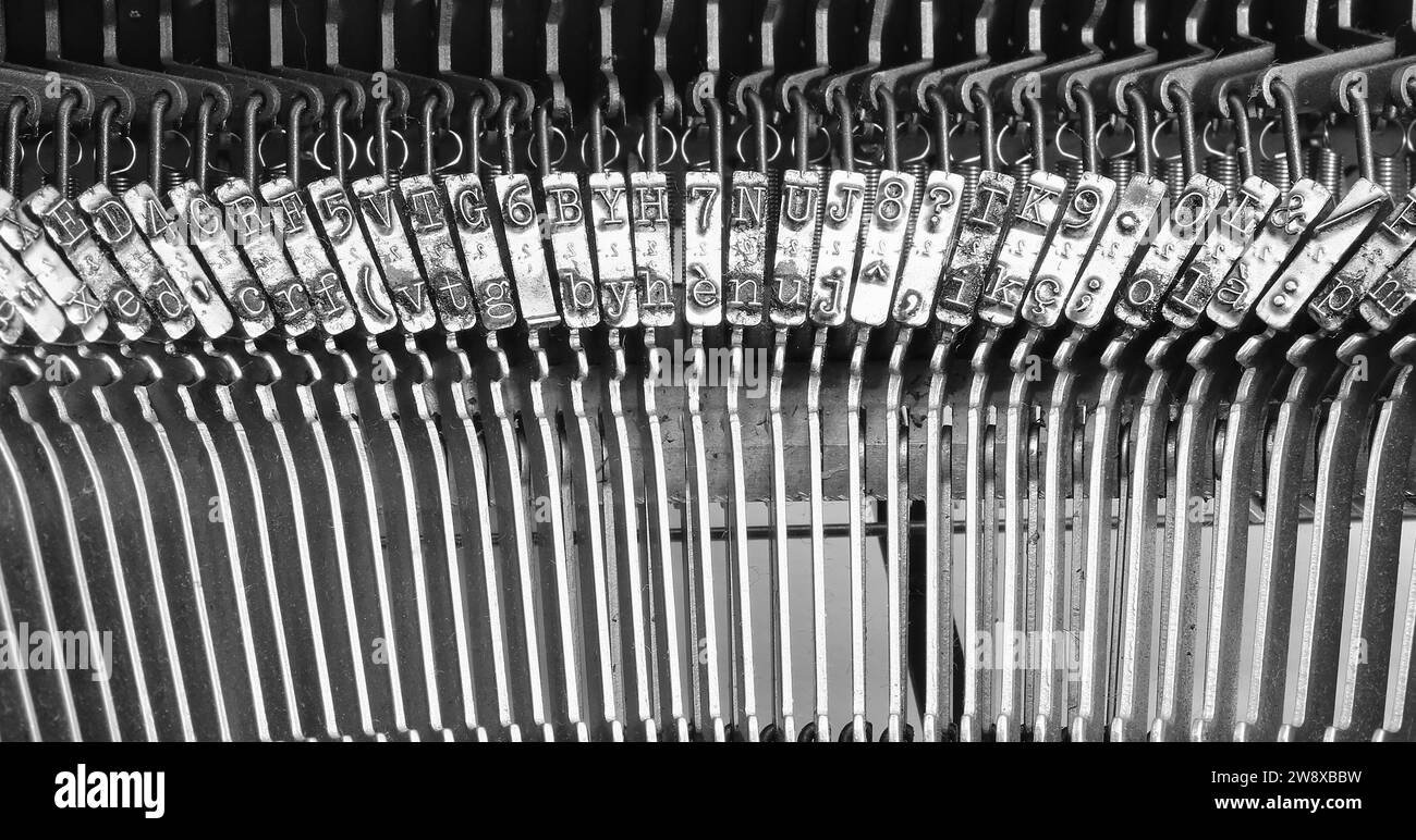 Eisenhämmer der antiken Schreibmaschine eignen sich ideal als Kulisse für Buchpräsentationen Stockfoto