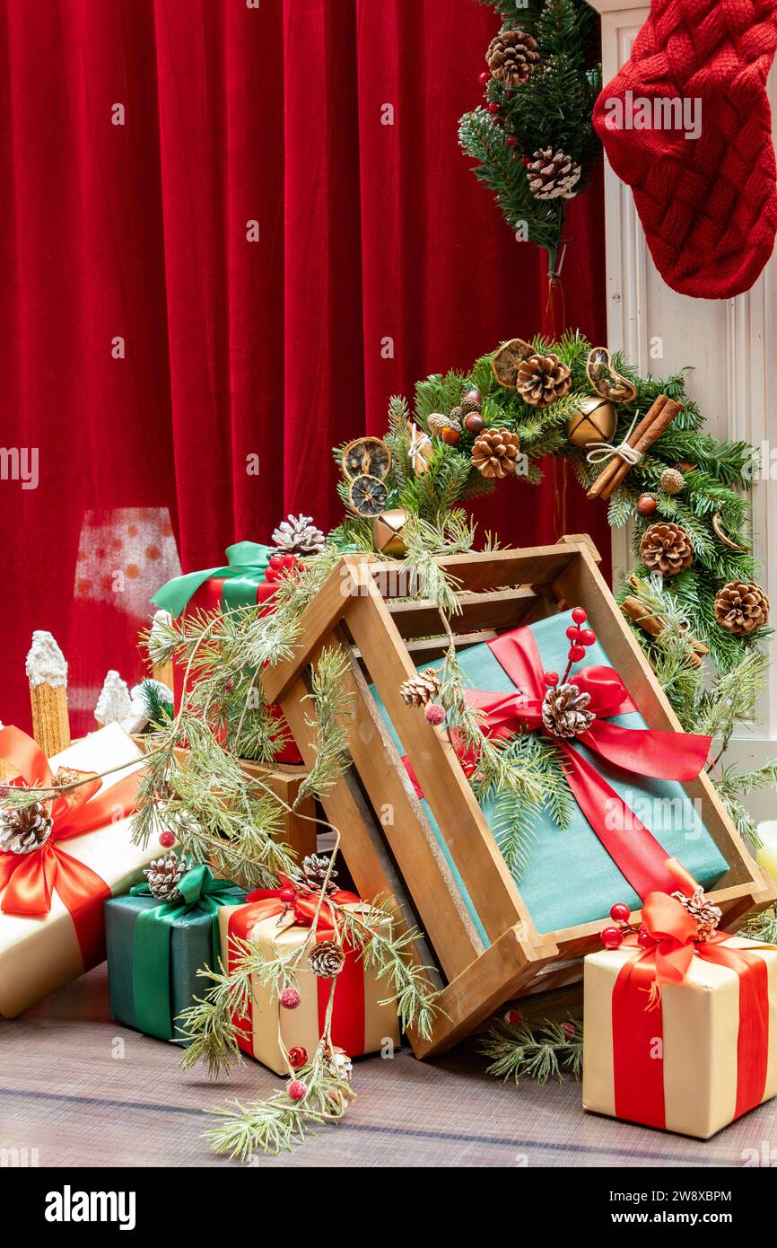 Weihnachtsgeschenkboxen und -Dekorationen in vertikaler Komposition Stockfoto