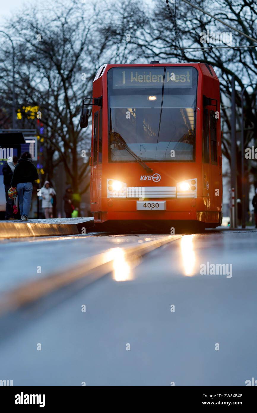 Eine KVBBahn der Linie 1 im Kölner Nahverkehr unterwegs zur Endstation Weiden West. Themenbild