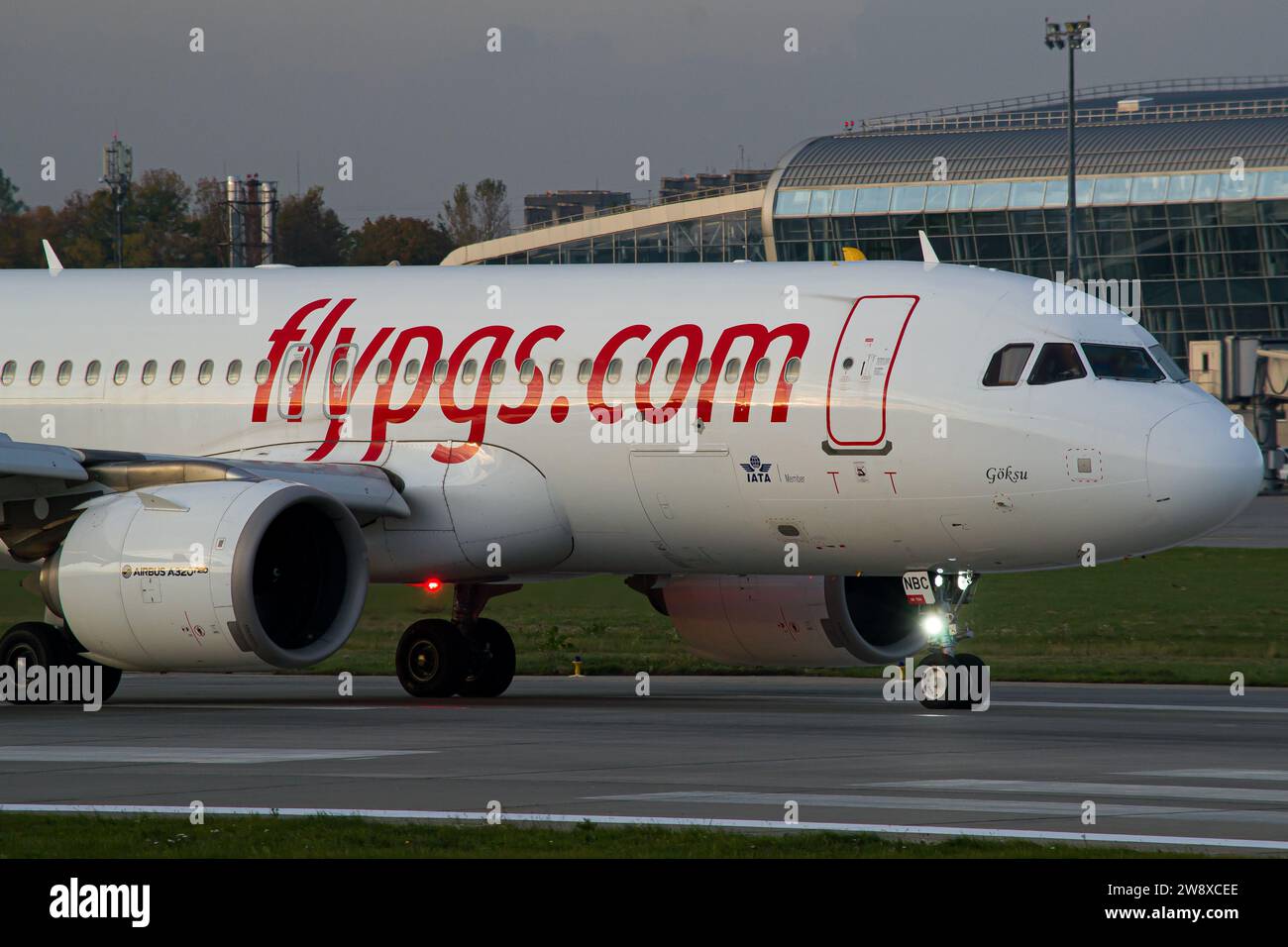 Nahaufnahme eines Pegasus Airbus A320 NEO, der nach der Landung auf dem Flughafen Lemberg nach einem Flug von Istanbul langsamer wird Stockfoto