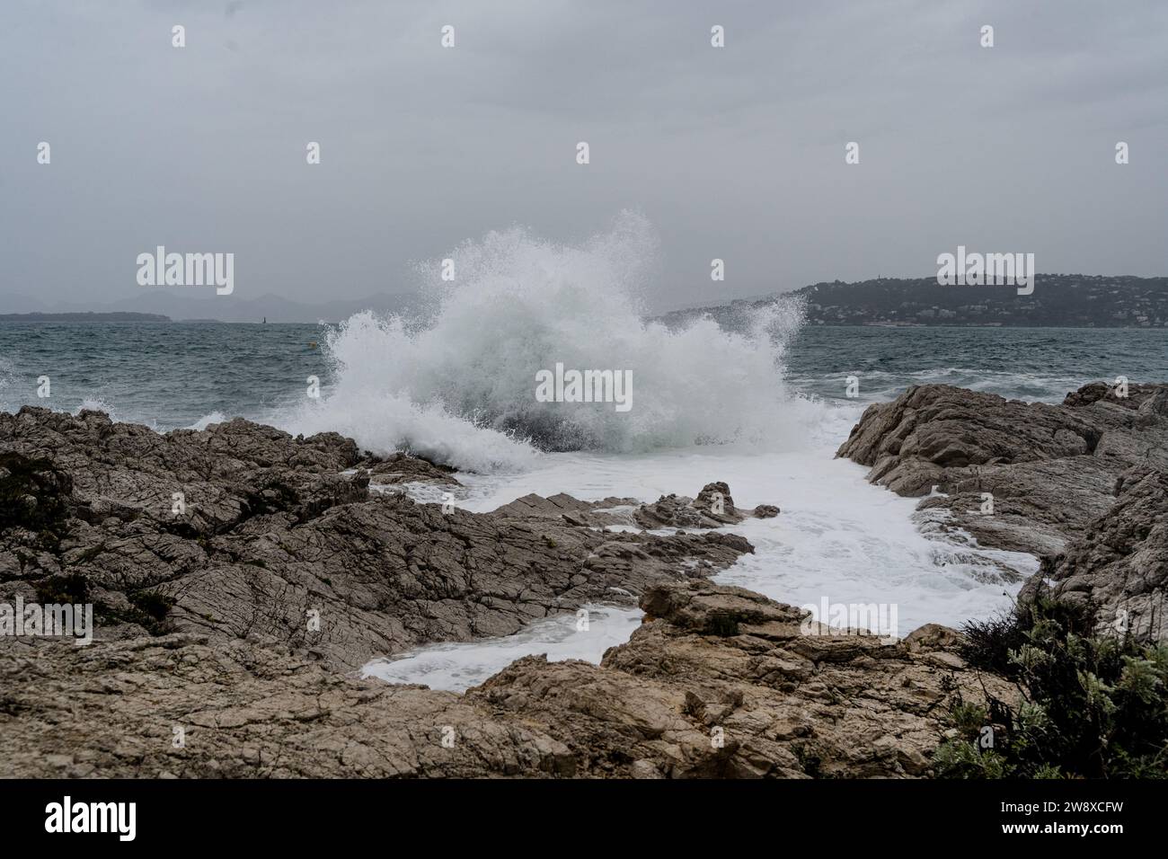 Wellen, die während eines Sturms an einem felsigen Ufer zusammenbrechen. Hochwertige Fotos. Klima Naturereignis Wetter Stockfoto