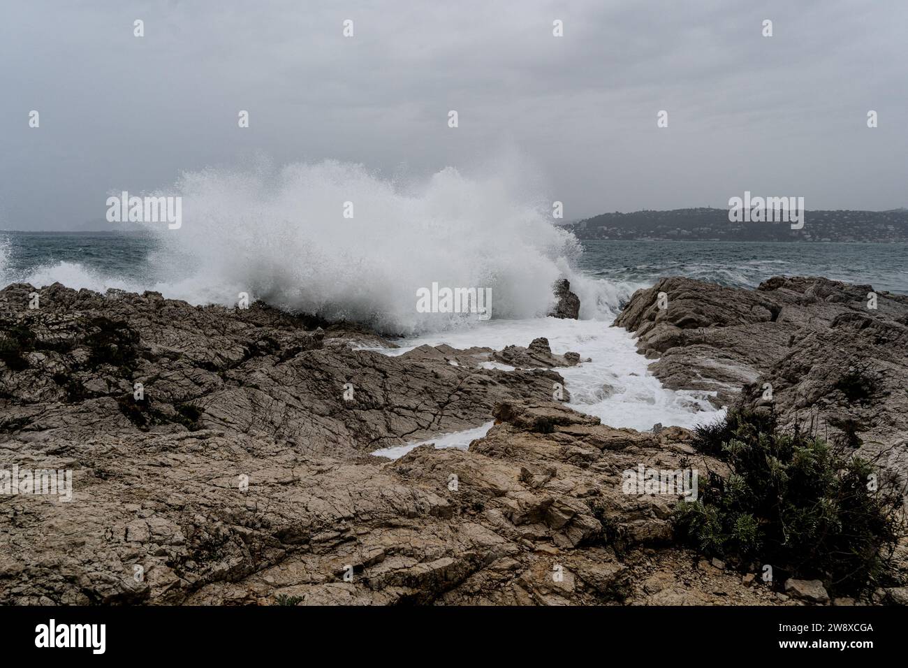Wellen, die während eines Sturms an einem felsigen Ufer zusammenbrechen. Hochwertige Fotos. Klima Naturereignis Wetter Stockfoto