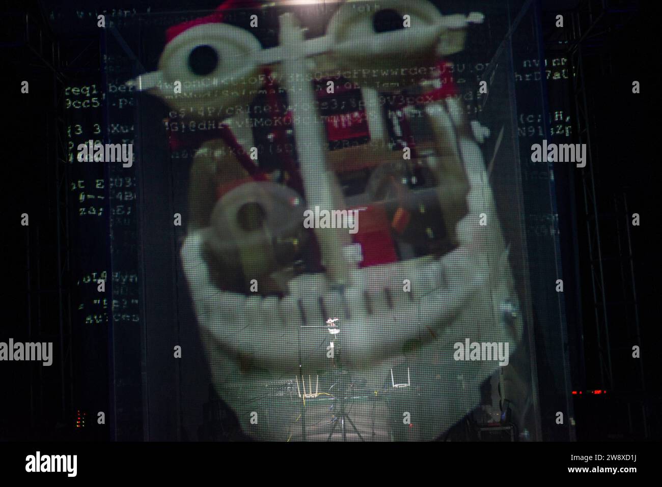 JTDS/Jack s True Dream Service AUDIOVISUELLE SHOW 6,0 RIPOSTE Artists führen JTDS/Jack s True Dream Service 6,0 Riposte eine explorative audiovisuelle Performance auf Basis digitaler Technologie auf. In Bandung, West Java, Indonesien, 22. Dezember 2023. Die JTDS-Leistung, die das Umweltproblem trägt, ist ein Roboter, der davon träumt, frei von Einschränkungen zu sein, und ein Programm, das entwickelt werden will, um nicht nur mit Menschen als Schauspieler, sondern auch mit verschiedenen anderen möglichen Objekten zu interagieren. JTDS ist auch ein Projekt, das die Art und Weise betrachtet, wie die Erde große Veränderungen durchläuft und dann selbst die Antwort gibt Stockfoto
