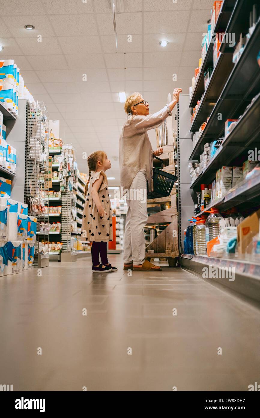 Großmutter und Enkelin kaufen im Supermarkt Stockfoto