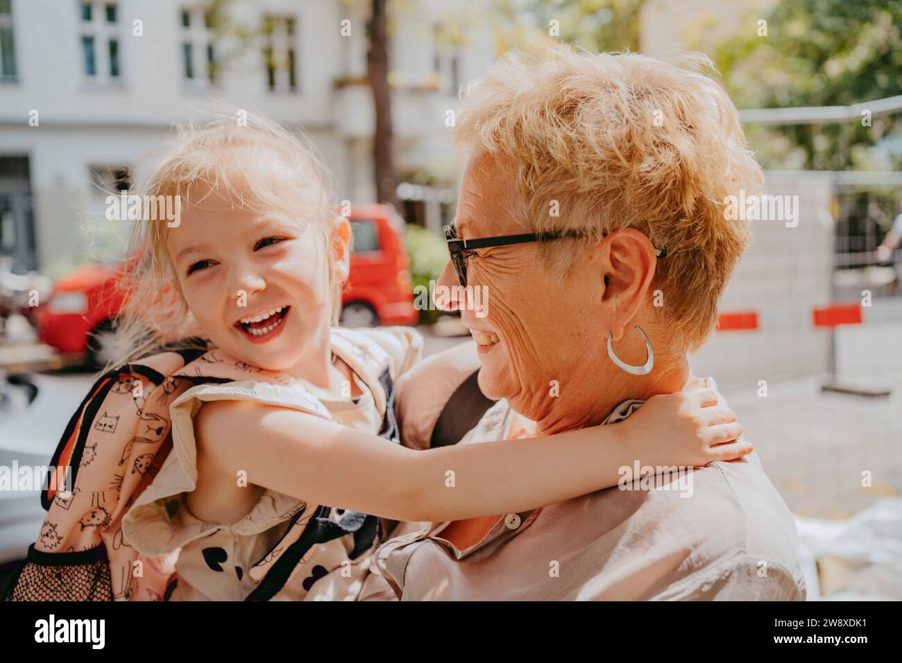 Glückliches Mädchen, das sich mit Großmutter am sonnigen Tag amüsiert Stockfoto