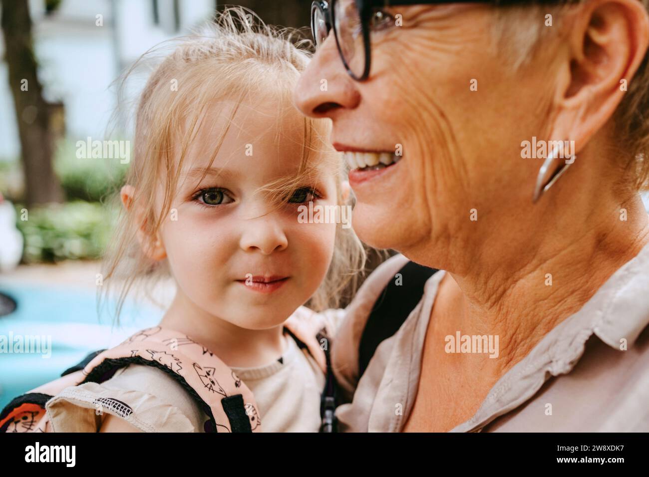 Porträt eines süßen Mädchens mit Großmutter in der Stadt Stockfoto