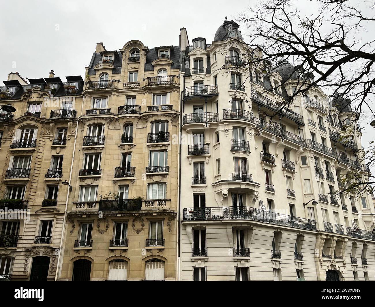 Pariser typische Gebäudefassade am Wintertag, historisches, modisches Gebäude im schicken und reichen Viertel der französischen Hauptstadt Stockfoto