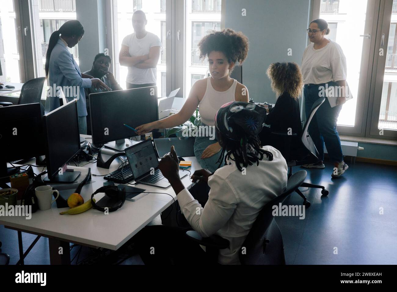 Multirassische Unternehmerinnen und Unternehmerinnen, die im Coworking Office zusammenarbeiten Stockfoto