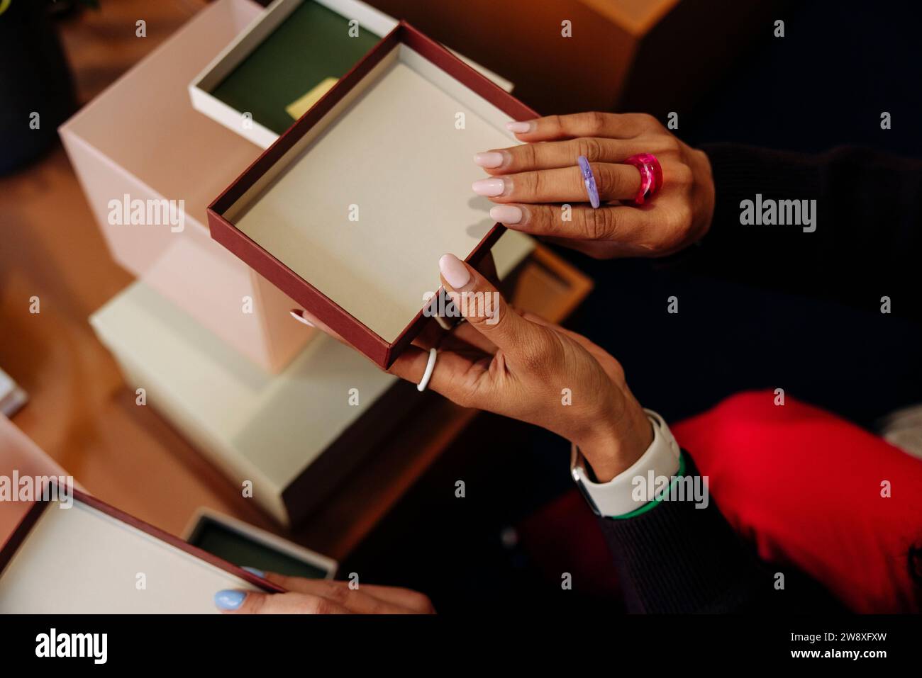 Hände einer Unternehmerin, die im Büro den Deckel hält Stockfoto