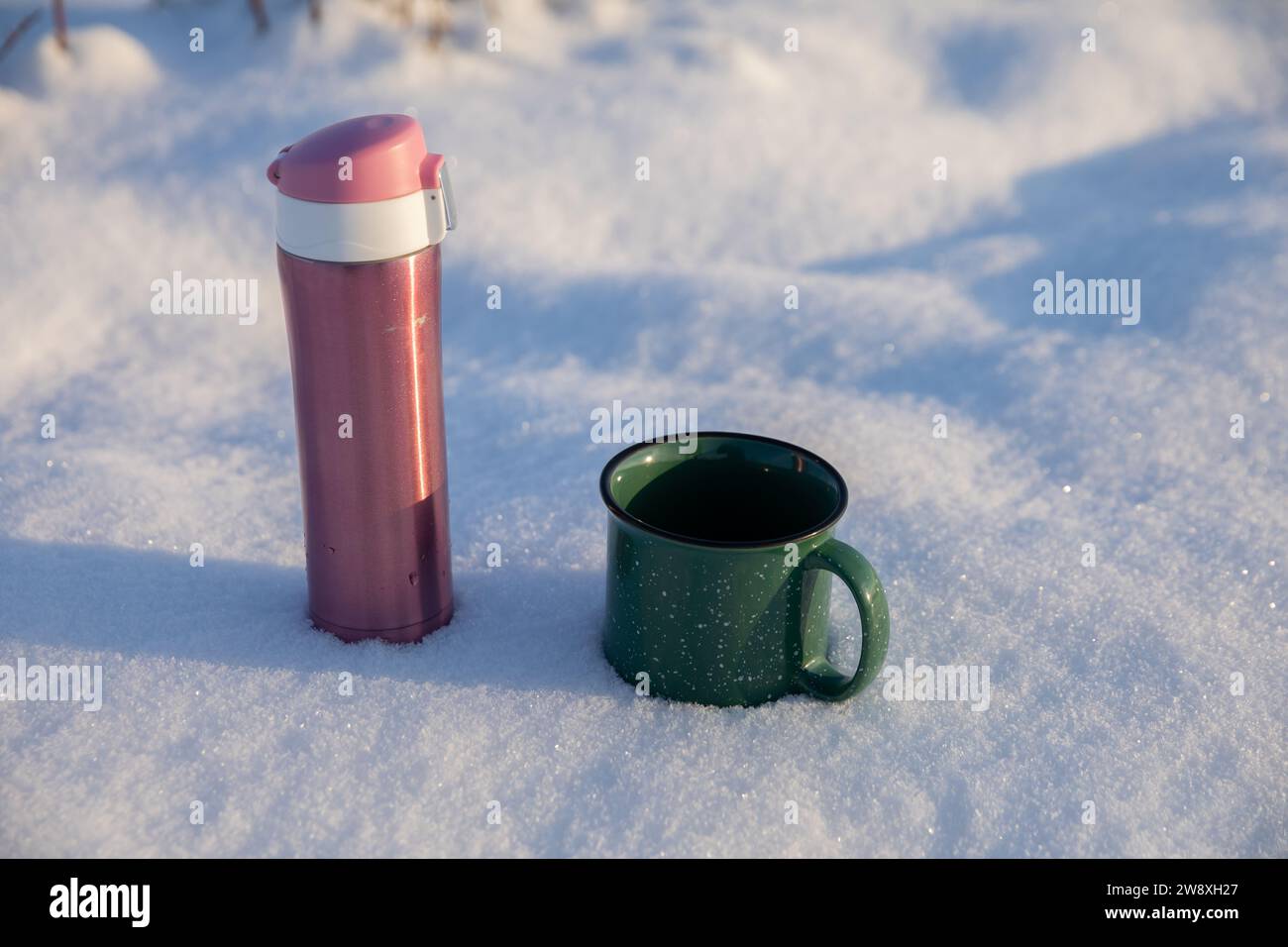 Nahaufnahme von zwei Tassen, die an einem Wintertag im Schnee stehen. Stockfoto