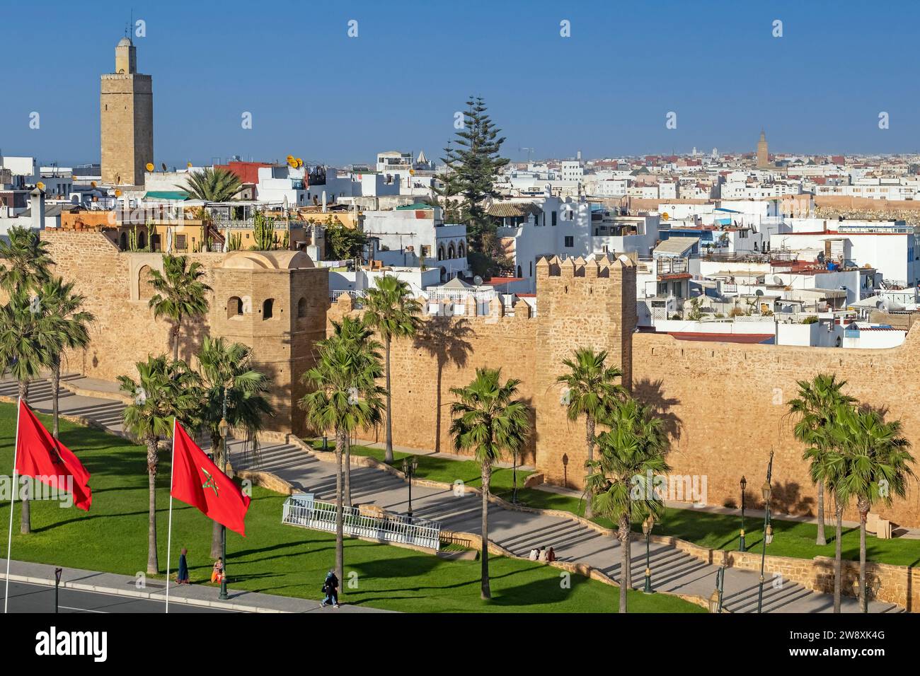 Stadtmauern der Kasbah der Udayas / Oudaias und Minaret der Alten Moschee in der Hauptstadt Rabat bei Sonnenuntergang, Rabat-Salé-Kénitra, Marokko Stockfoto