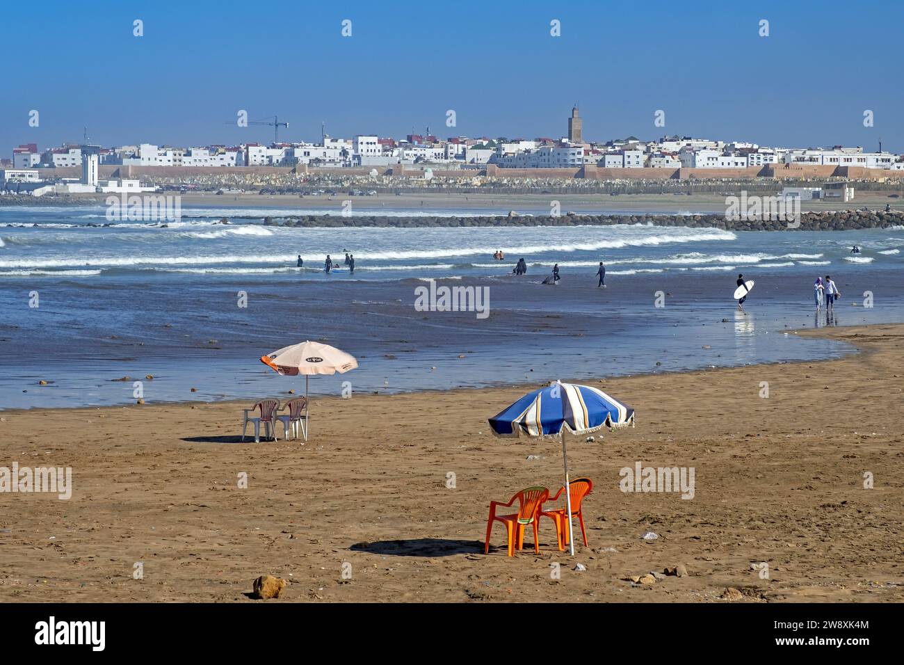 Surfen in der Mündung des Flusses Bou Regreg und Blick auf die Pendlerstadt Salé gegenüber der Hauptstadt Rabat, Rabat-Salé-Kénitra, Marokko Stockfoto