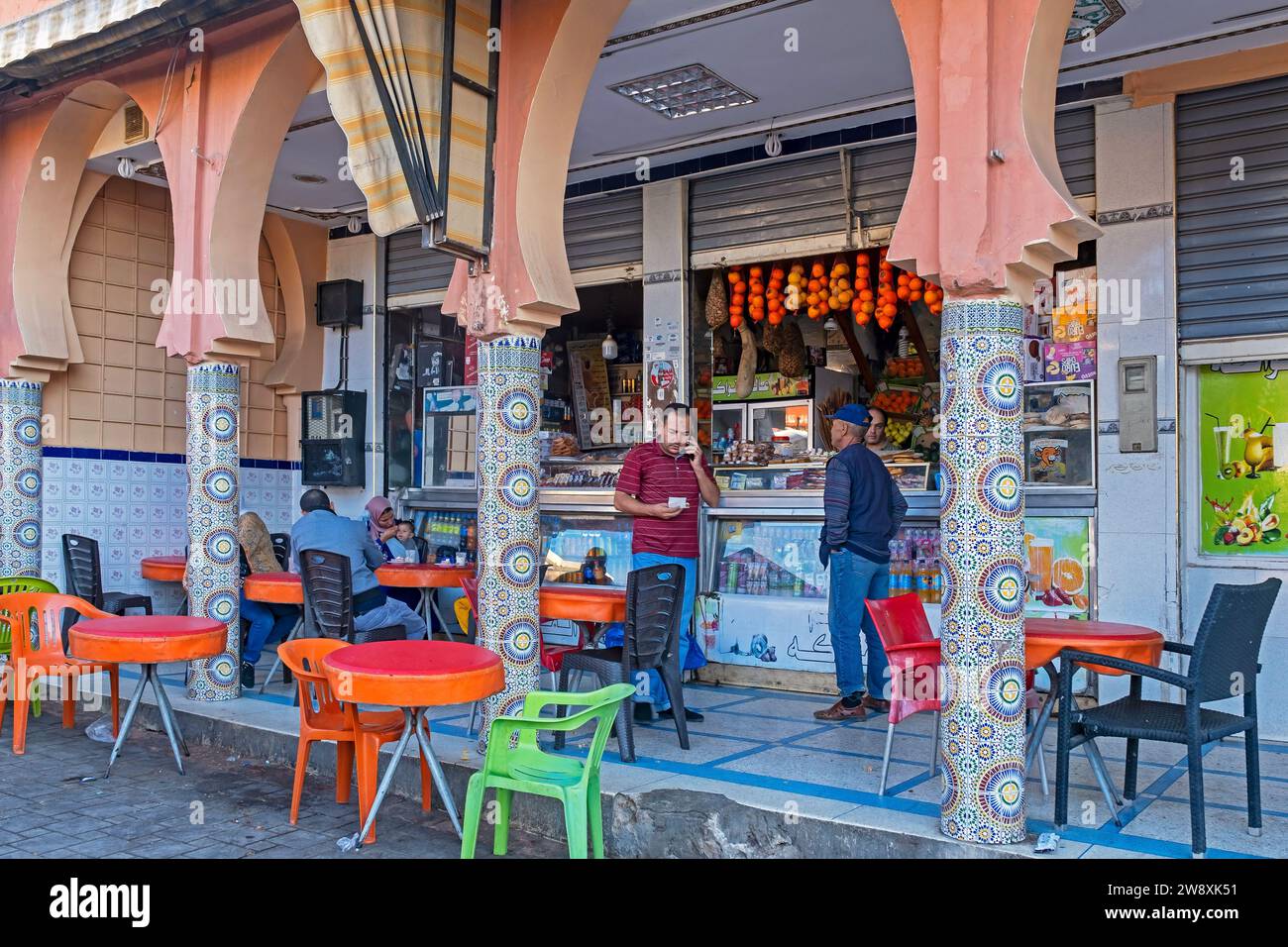 Lebensmittelgeschäft / Snackbar mit Terrasse in der Stadt Beni Mellal, Region Béni Mellal-Khénifra, Marokko Stockfoto