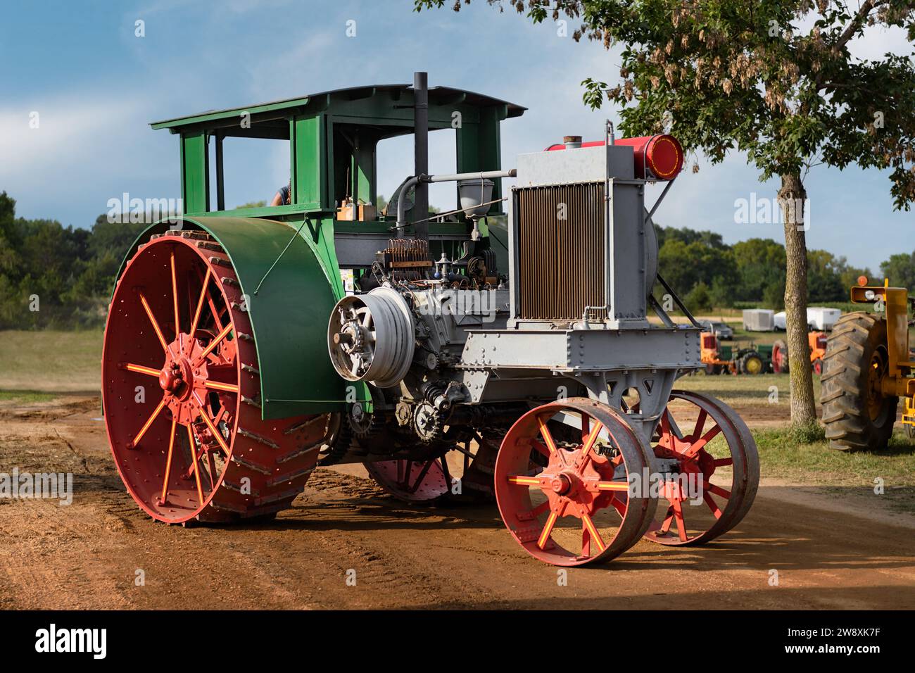 Vintage-Dampfdreschmaschine Move Trough Lane - antik Stockfoto