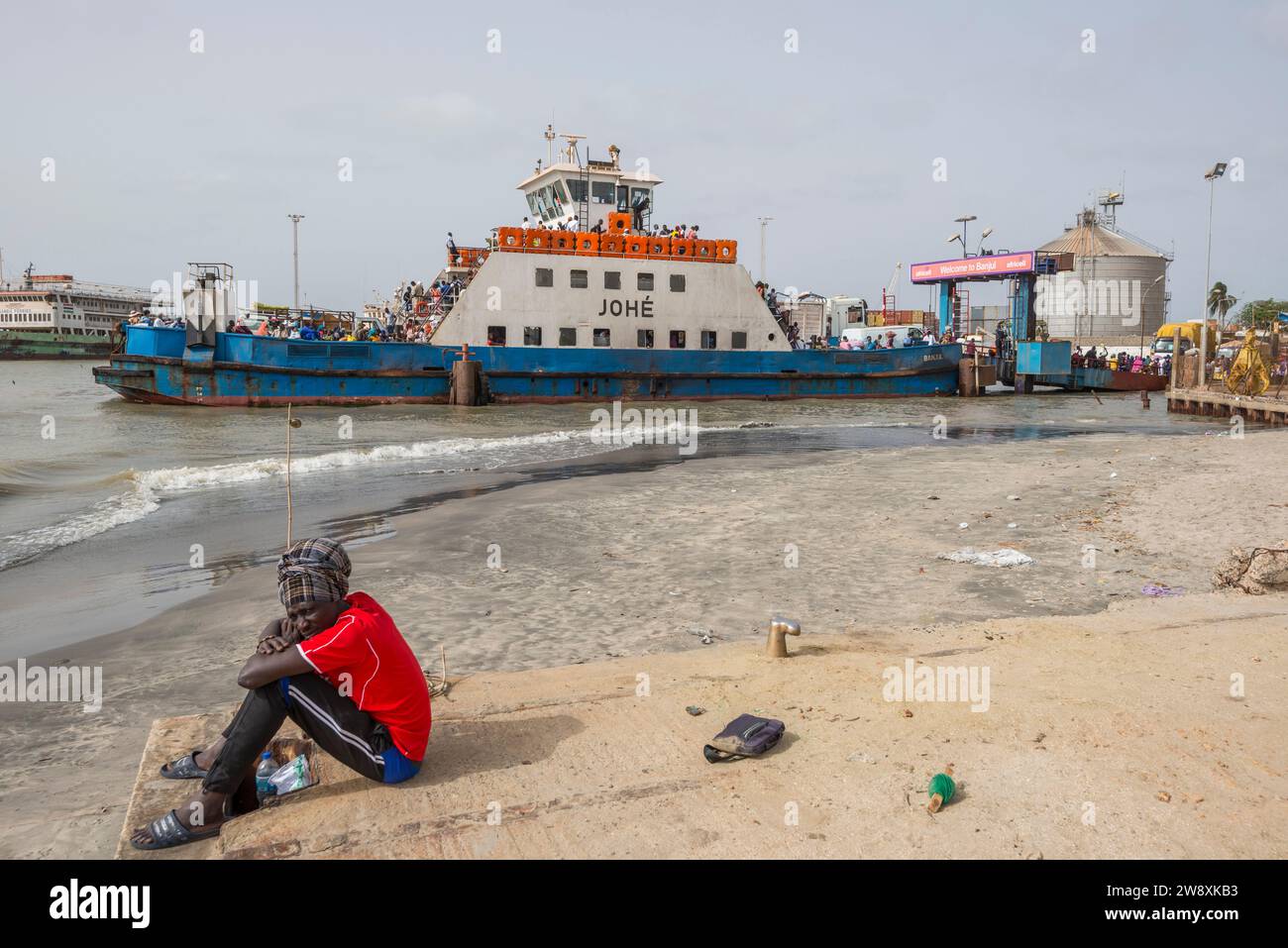 Mann und Fähre im Hafen von Banjul, Gambia Stockfoto