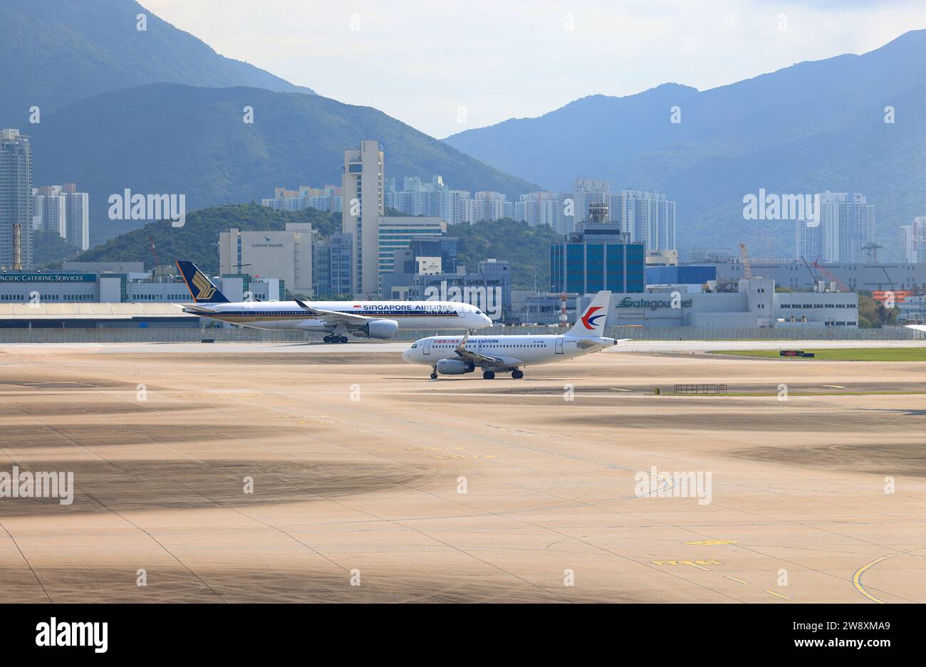 Die Flotte der Singapore Airlines Airbus A350-900 und der China Eastern Airlines Airbus A319 flogen am internationalen Flughafen Hongkong. Stockfoto