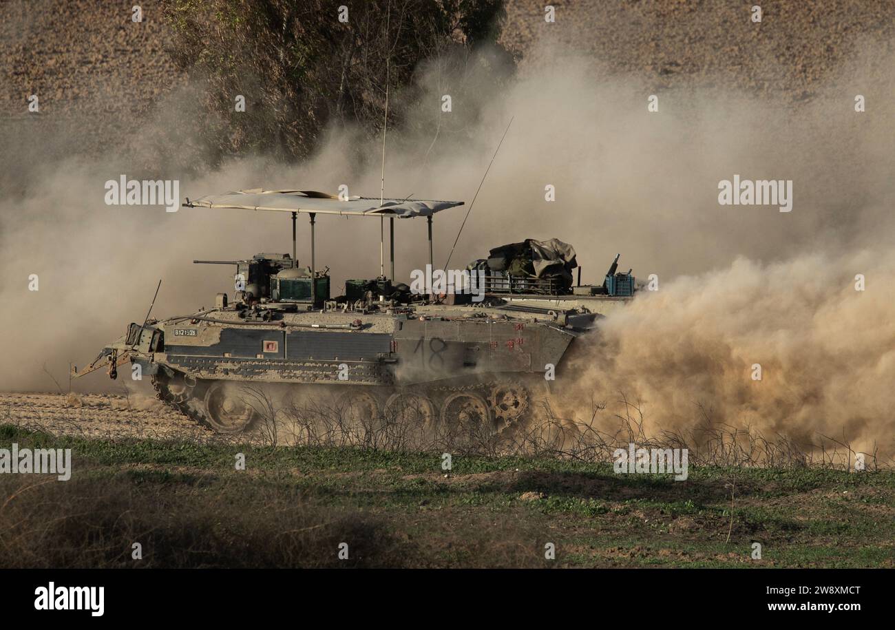 Israel gaza hamas krieg idf apc rauch staub Fotos und Bildmaterial in