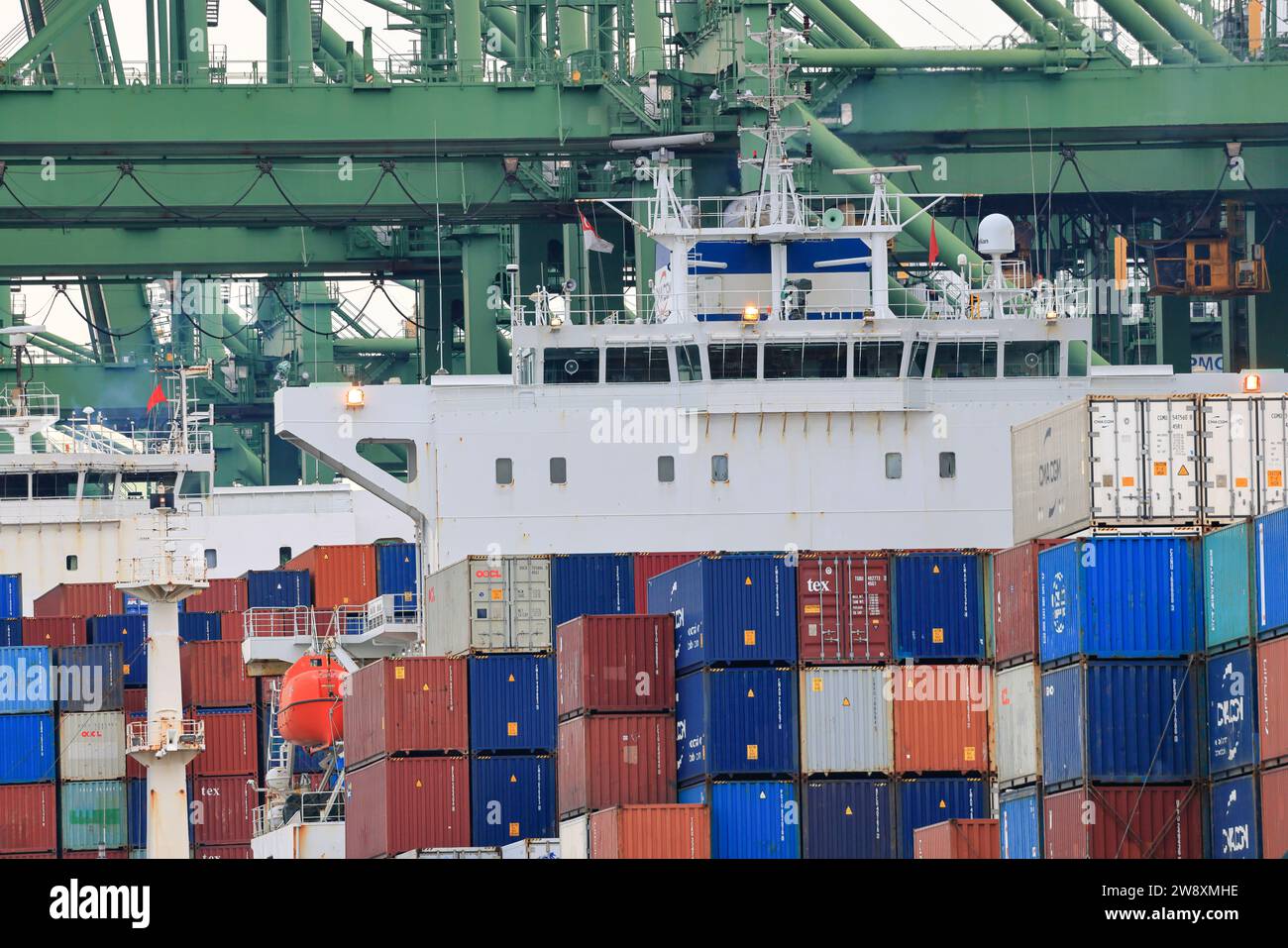 Container-Be- und Entladung am Containerterminal in Singapur. Stockfoto