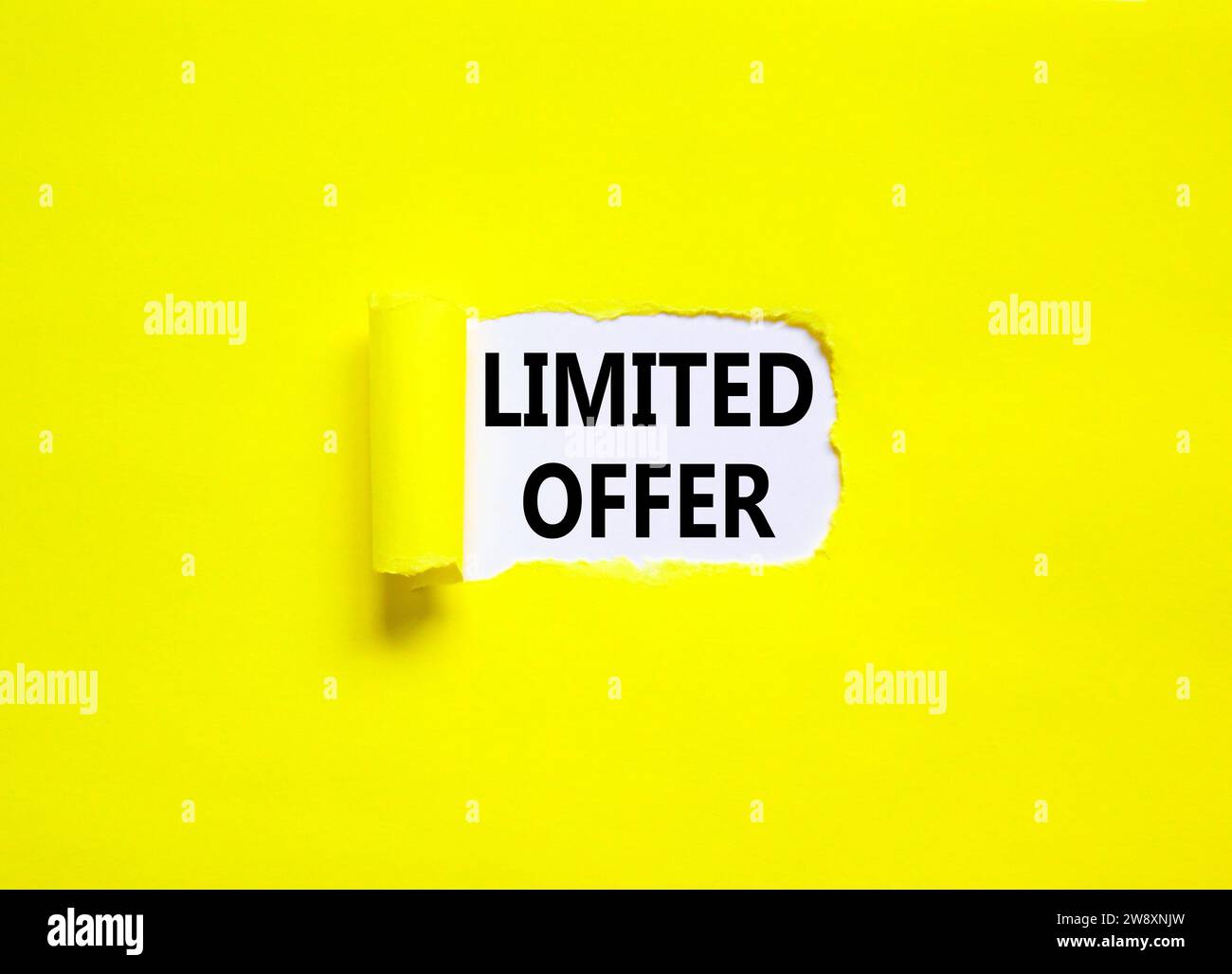 Symbol für begrenztes Angebot. Concept Words begrenztes Angebot auf wunderschönem Whitepaper. Schöner gelber Papierhintergrund. Business Marketing, Motivational Limite Stockfoto