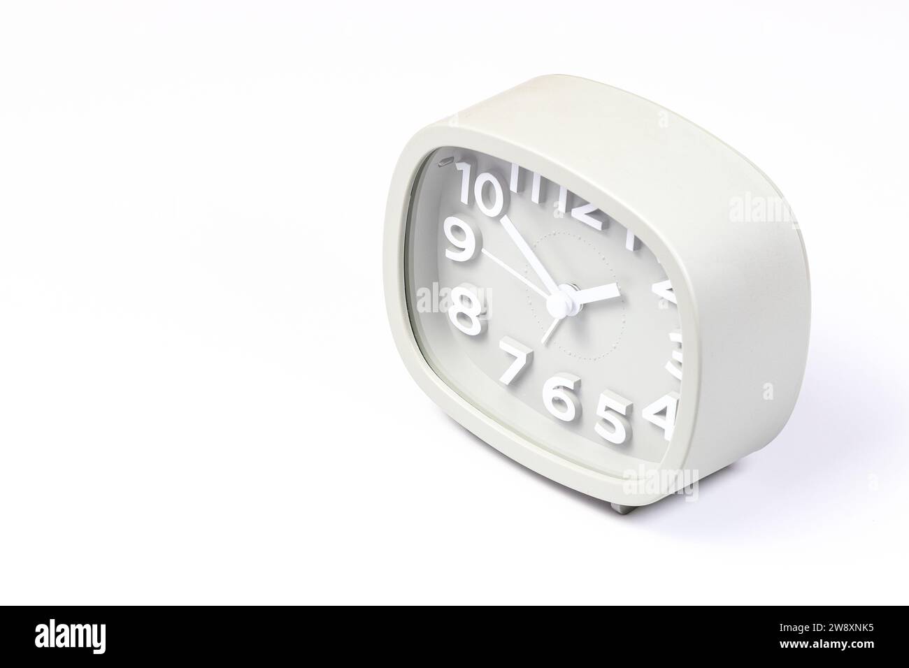 Billiger grauer Quarzwecker isoliert auf weißem Hintergrund. Stockfoto