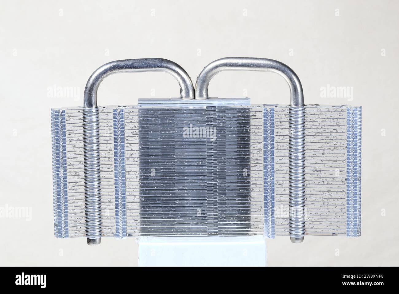 Passiver Kühlkörper mit Aluminiumlamelle und Kupferwärmerohr isolieren auf weißem Hintergrund. Stockfoto