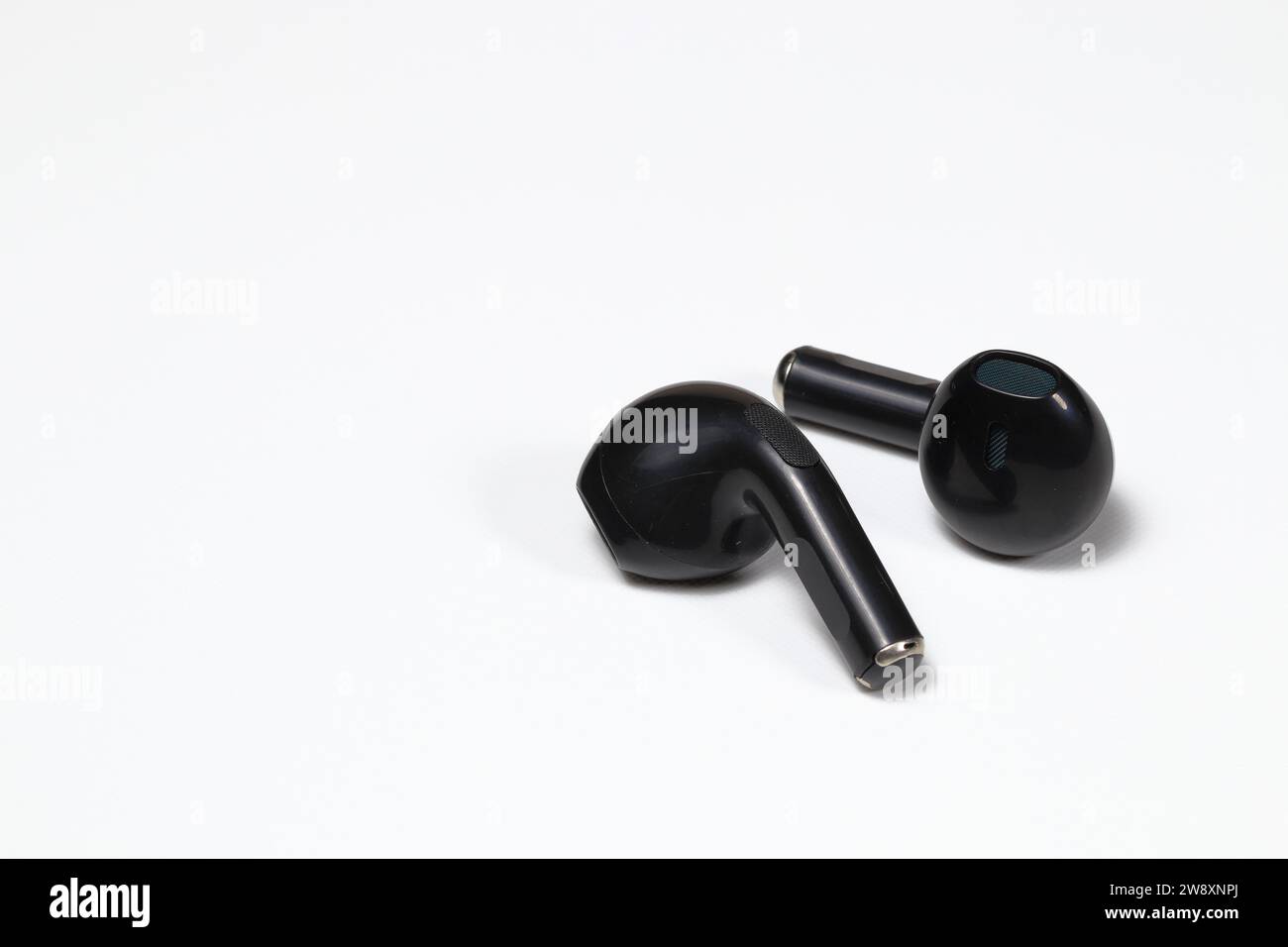 Schwarzer kabelloser bluetooth-Kopfhörer oder -Ohrhörer oder -Kopfhörer, isoliert auf weißem Hintergrund. Stockfoto