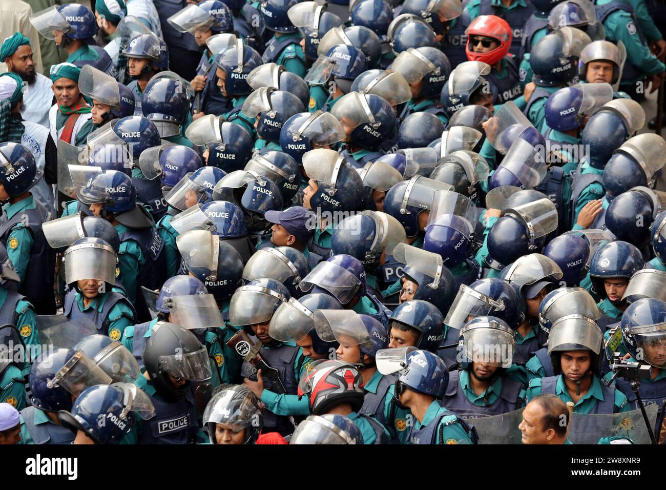 Dhaka, Wari, Bangladesch. Dezember 2023. Bangladeschische Polizei mit Schilden und Helmen wacht am 22. Dezember 2023 in Dhaka, Bangladesch. (Kreditbild: © Habibur Rahman/ZUMA Press Wire) NUR REDAKTIONELLE VERWENDUNG! Nicht für kommerzielle ZWECKE! Stockfoto