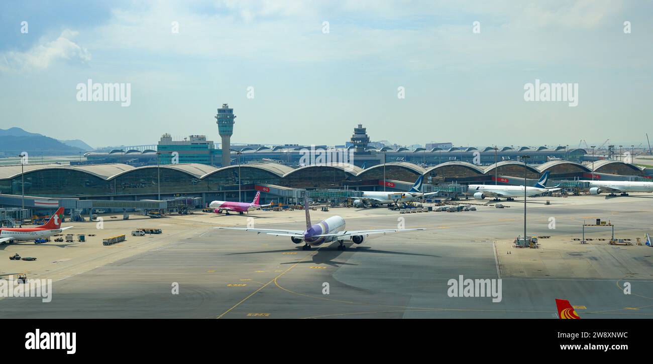 Boing 777-300 der Thai International Airline, die am Hong Kong International Airport durchgeführt wurde. Stockfoto