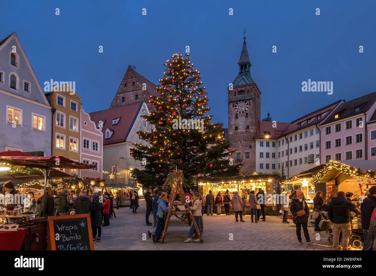 Weihnachtsmarkt am Abend auf dem Hauptplatz in Landsberg am Lech, Bayern, Deutschland Stockfoto