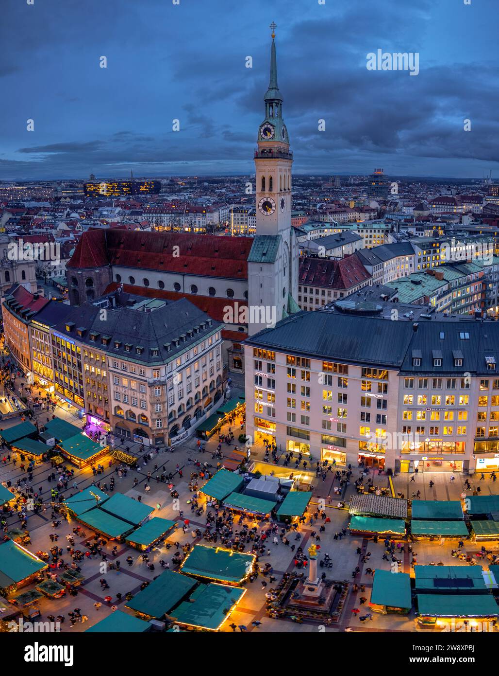 Blick vom Neuen Rathaus auf den Marienplatz und die Kirche St. Peter, Alter Peter, München, Bayern, Deutschland Stockfoto