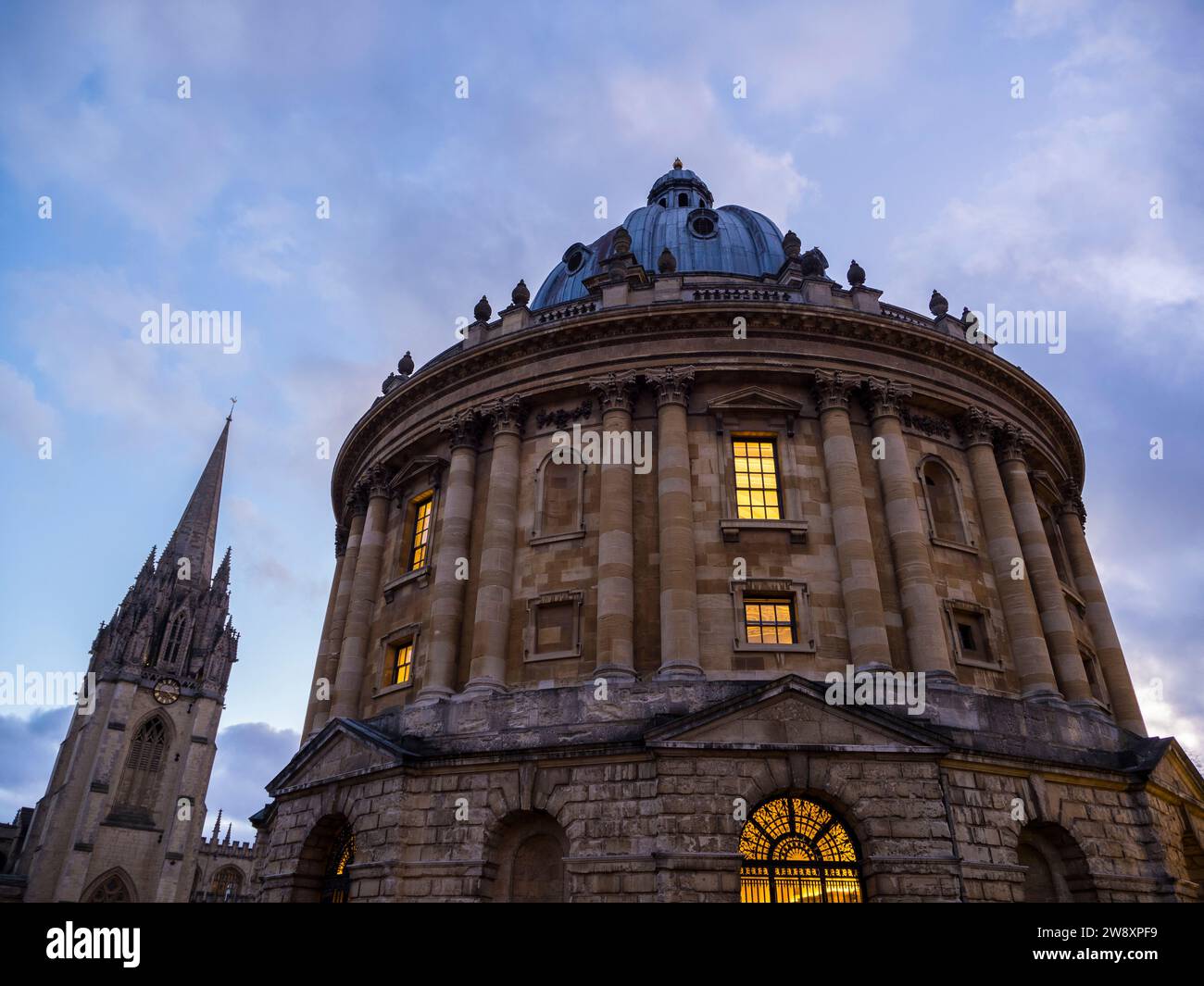 Abenddämmerung, Radcliffe Camera und University Church of St Mary the Virgin, University of Oxford, Oxford, Oxfordshire, England, GROSSBRITANNIEN, GB. Stockfoto