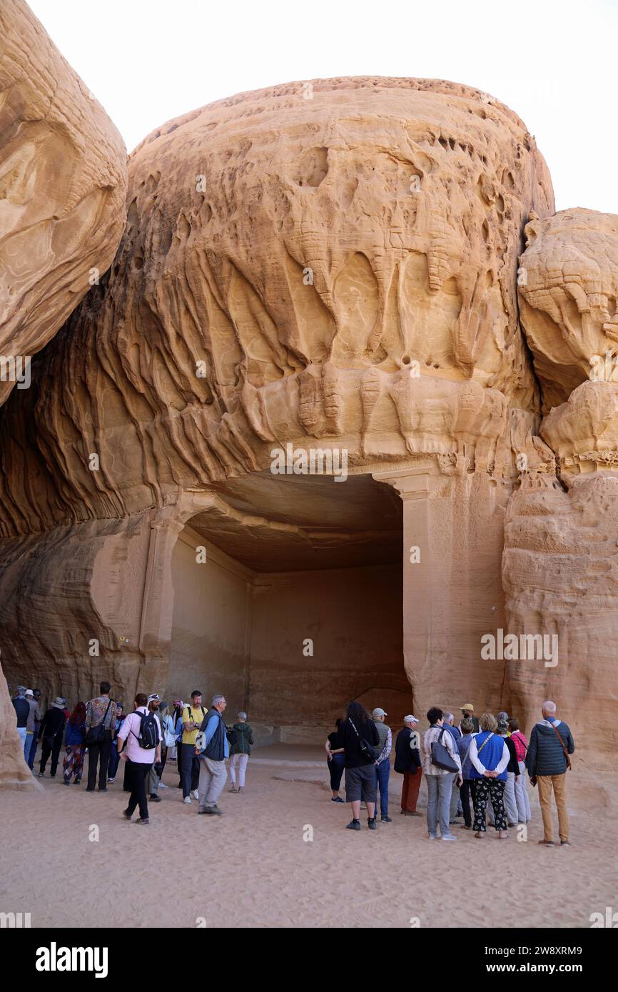 Europäische Tourgruppe, die den Diwan in Hegra auf einer Reise durch Alula in Saudi-Arabien besucht Stockfoto